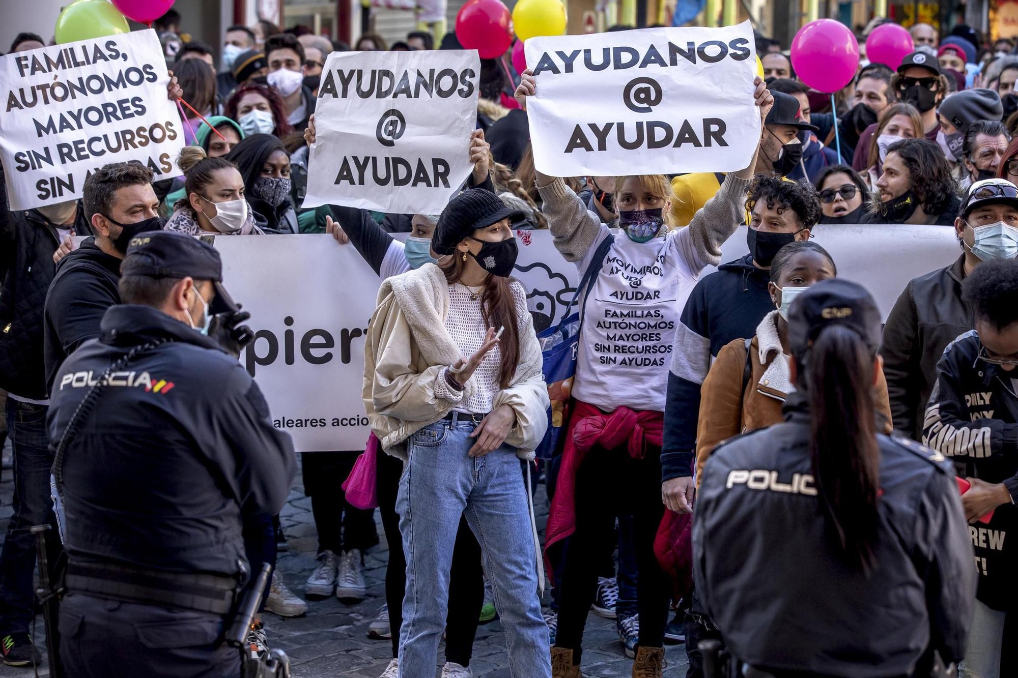 Un millar de restauradores cortan las Avenidas en su protesta ilegal por las restricciones