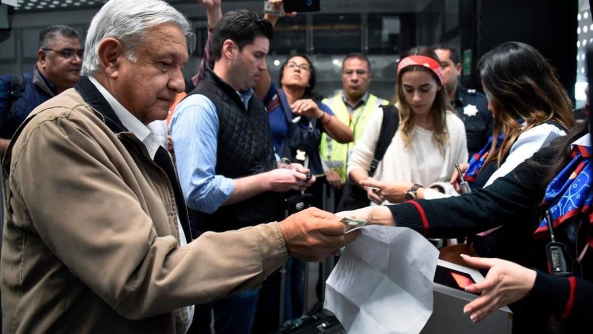 Andrés Manuel López Obrador, presidente de México, recoge su billete de avión antes de embarcar en un vuelo comercial en el aeropuerto internacional de México el 15 de febrero del 2019.