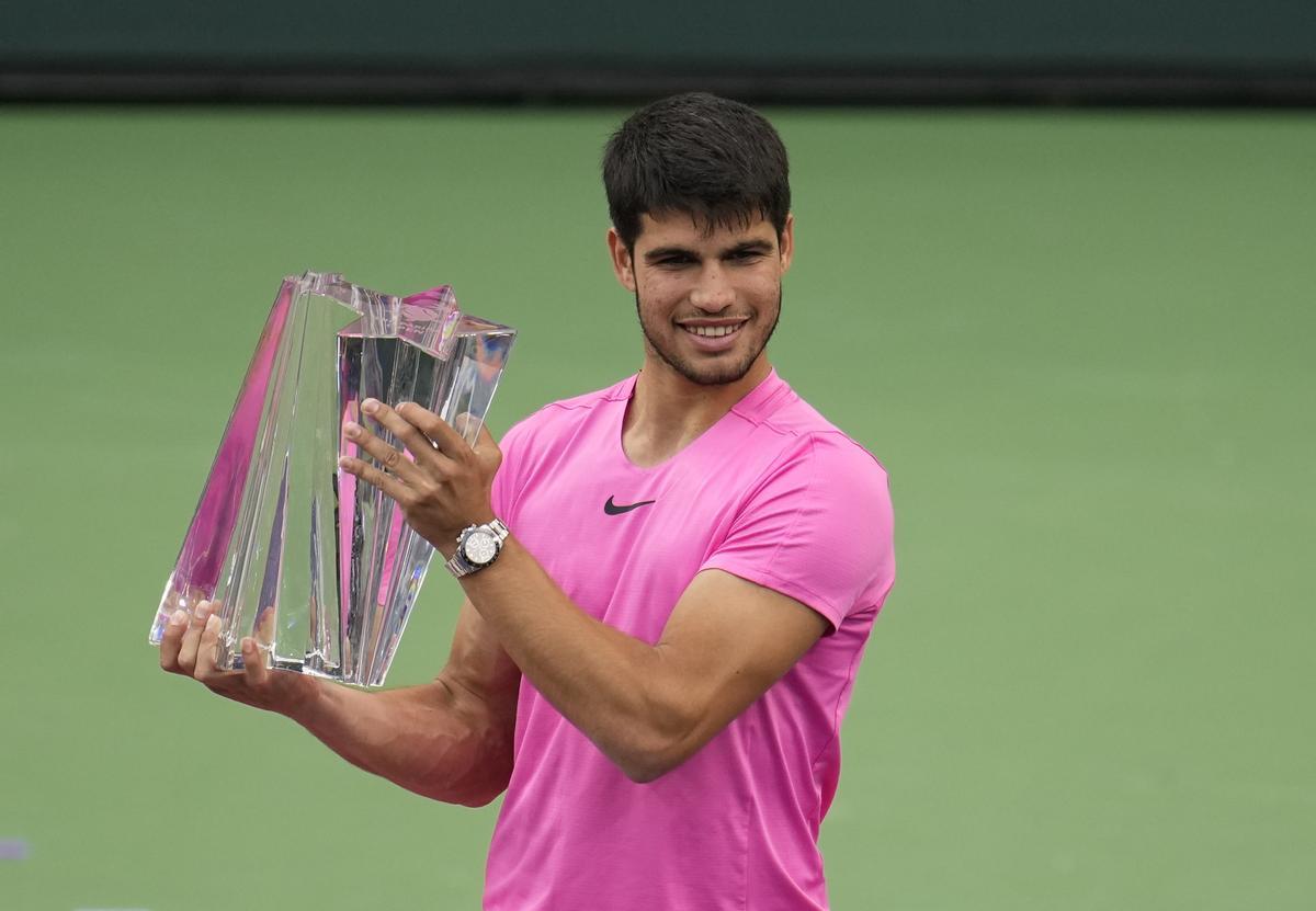 Carlos Alcaraz, con el trofeo de campeón de Indian Wells.