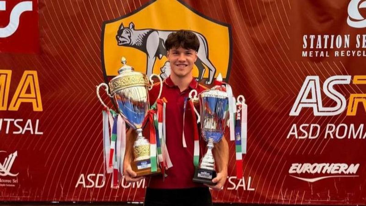 Pol López, amb els títols aconseguits amb la Roma, amb la qual ha rescindit contracte