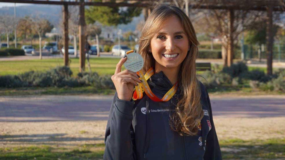 Cristina posando con el oro conseguido en Antequera