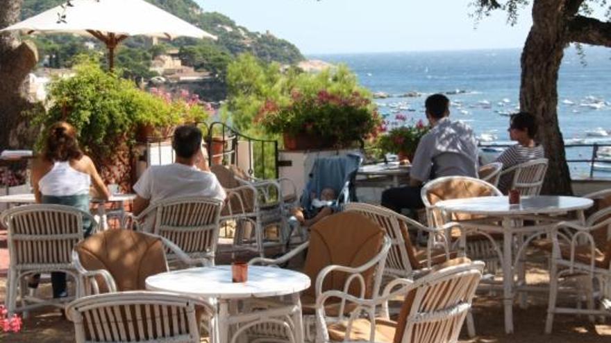 Uns turistes en una terrassa de la Costa Brava