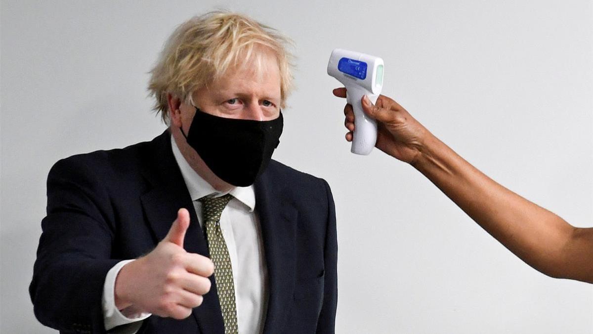 Una enfermera del Hospital Chase Farm de Londres toma la temperatura al primer ministro, Boris Johnson, durante una visita, este lunes.