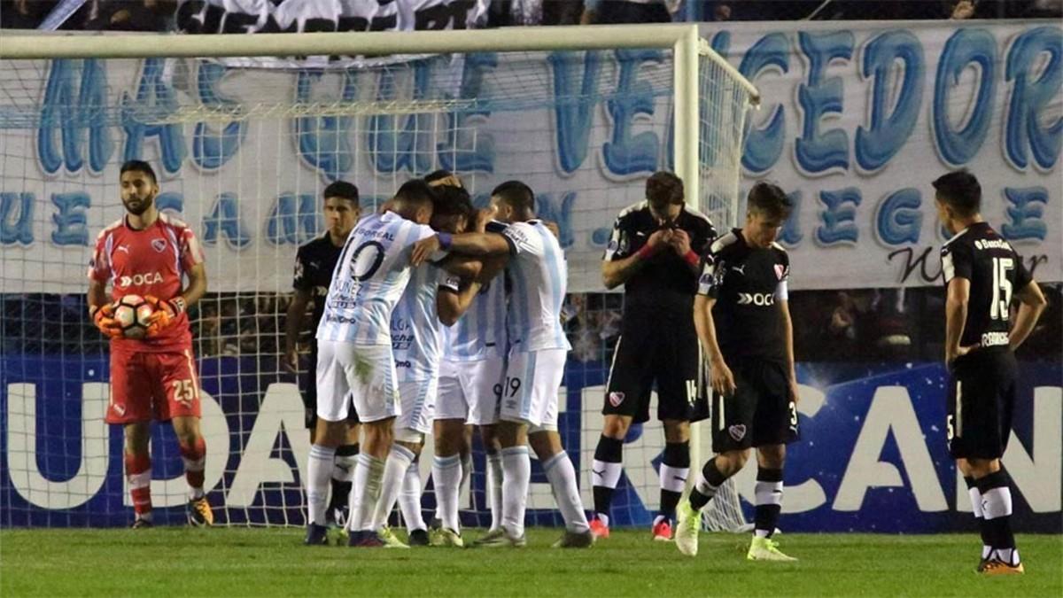 Luis Rodriguez celebra con sus compañeros el gol de la victoria