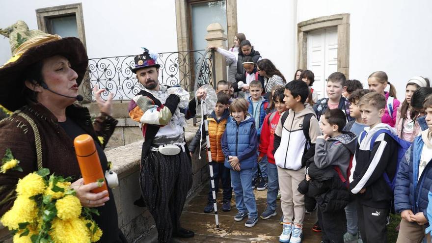 'Clavel' y 'Petunia' descubren el parque Ferrera a los escolinos del Quirinal