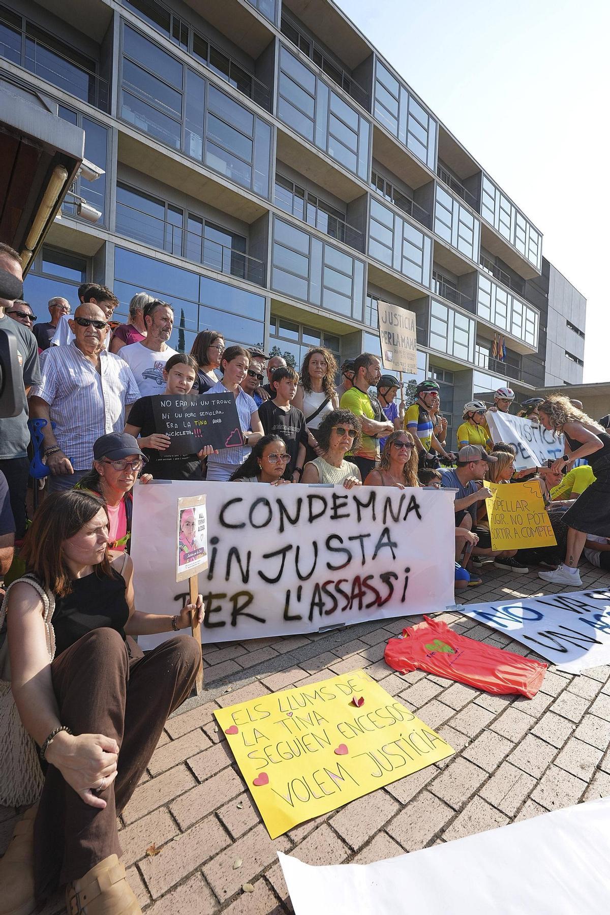 Les imatges de la concentració de rebuig a la condemna pel conductor que va matar una ciclista als Àngels