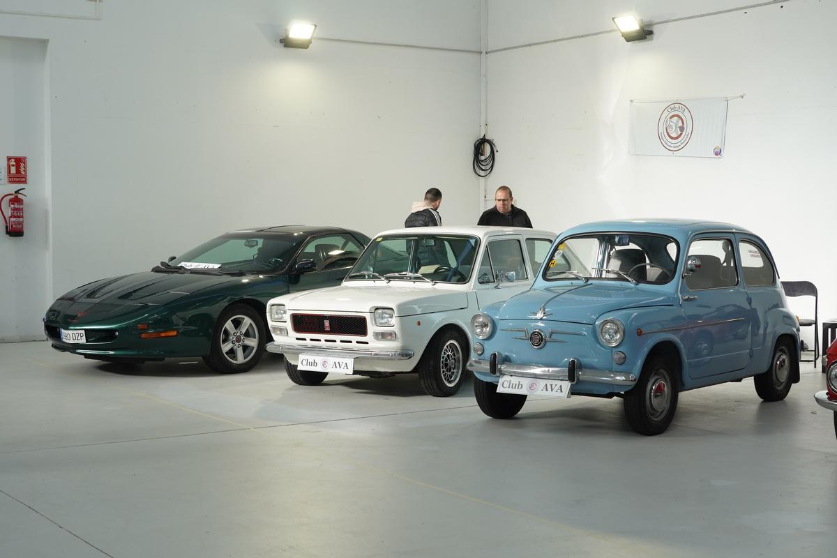 Algunos automóviles clásicos entre los expuestos en A Estrada