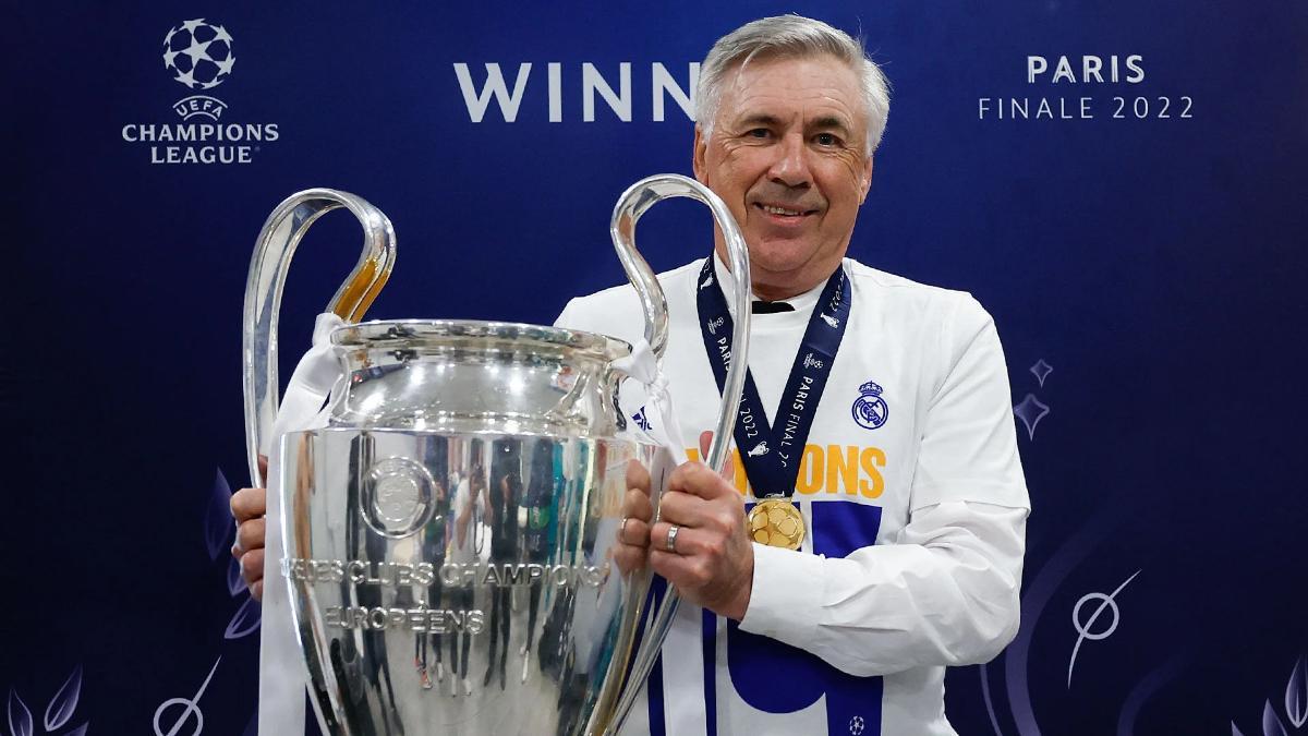 Carlo Ancelotti, entrenador del Real Madrid, con el trofeo de la Champions League