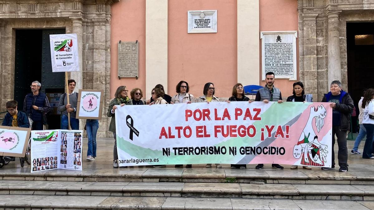 Concentracion en València por la paz en Oriente Medio.