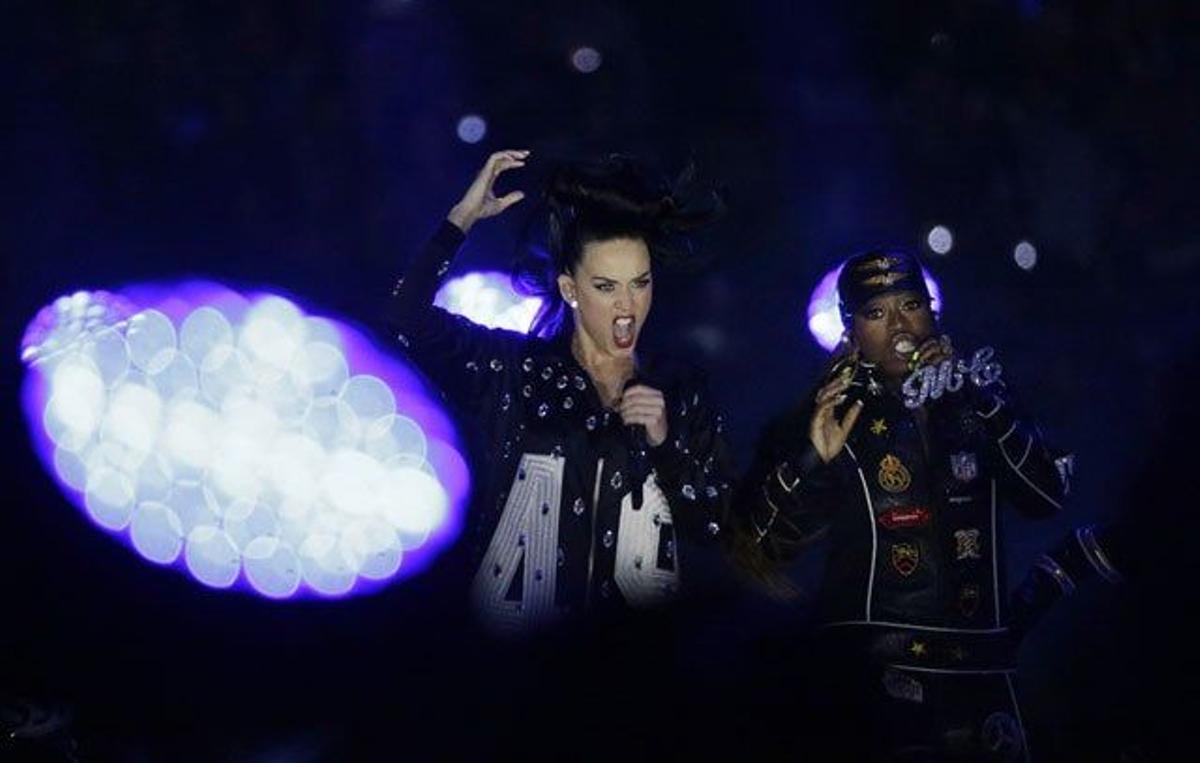 Katy Perry con otro look, lució cuatro en su actuación de la Super Bowl 2015