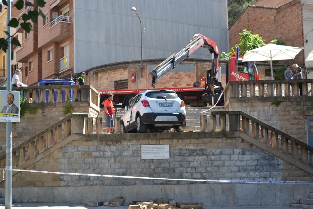 Un cotxe cau per les escales de la plaça Onze de Setembre