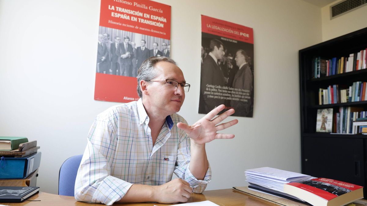 Alfonso Pinilla durante la entrevista en su despacho de la Facultad de Filosofía y Letras de Cáceres.