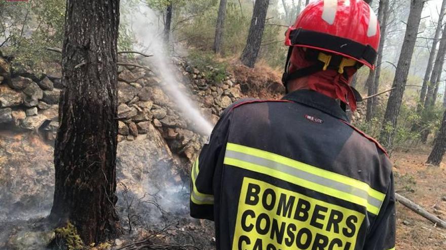 Cuatro bomberos han requerido atención sanitaria por el incendio
