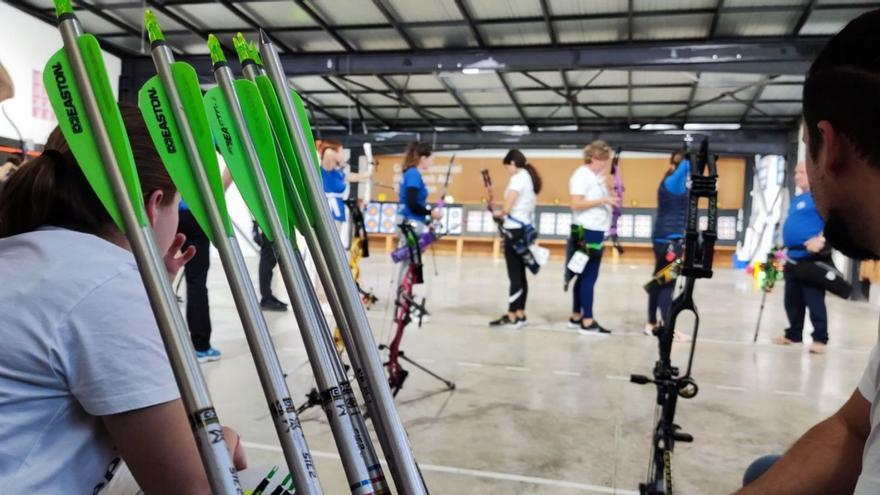 Imagen de un grupo de arqueras pitiusas  durante una competición de tiro en sala. | ARCOIBIZA