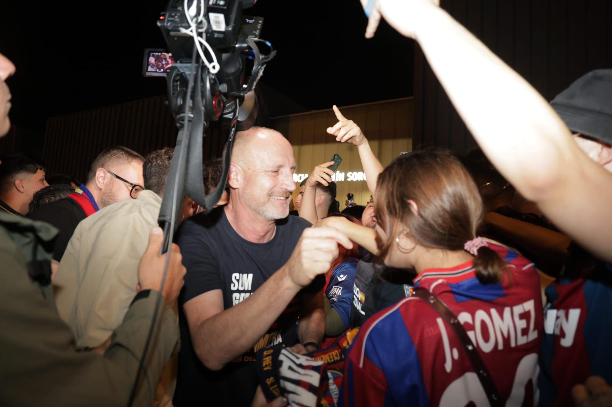 El Levante Ud llega a València tras conseguir el ascenso en Burgos