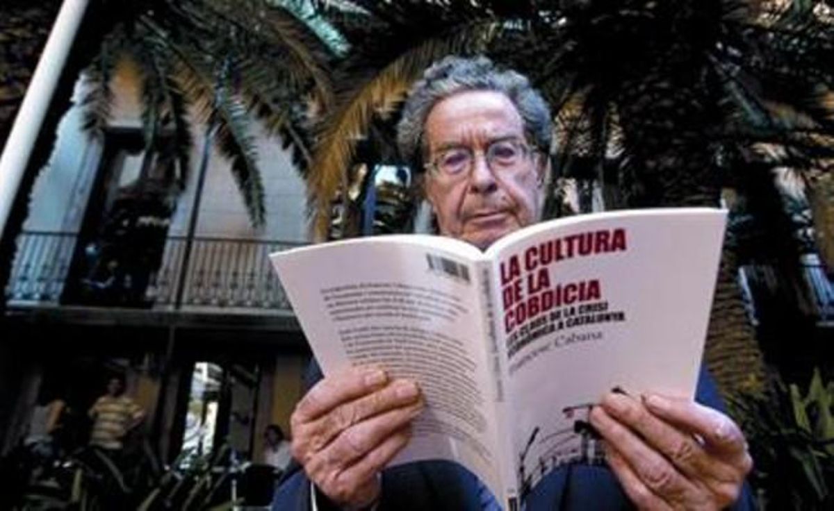 L’historiador Francesc Cabana amb la seva última obra, La cultura de la cobdícia, ahir, al pati de l’Ateneu de Barcelona.