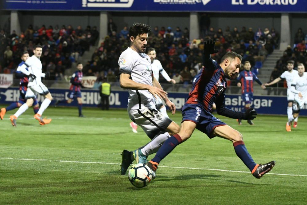 El partido entre el Huesca y el Sporting, en imágenes