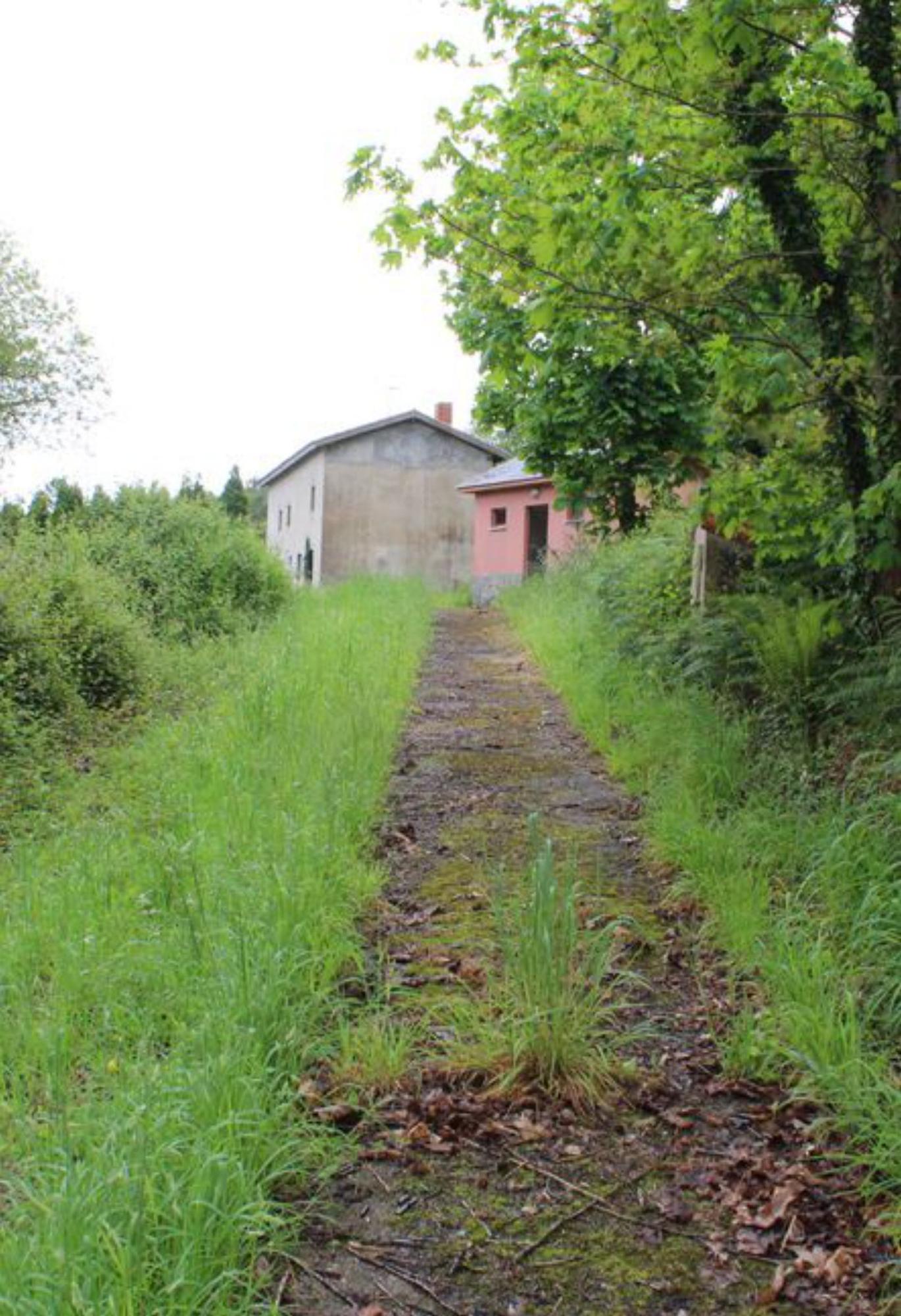 Los dos edificios abandonados dentro del área recreativa. | T. C.