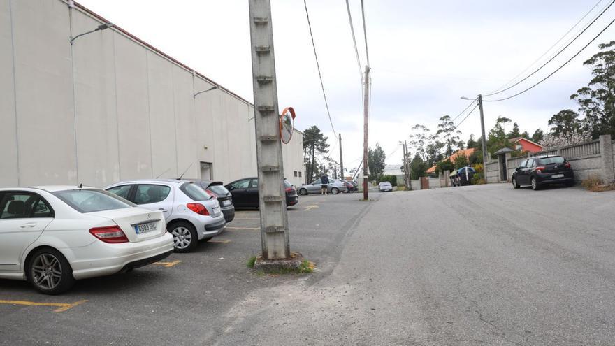 Postes en medio de la carretera en O Terrón. | Noé Parga