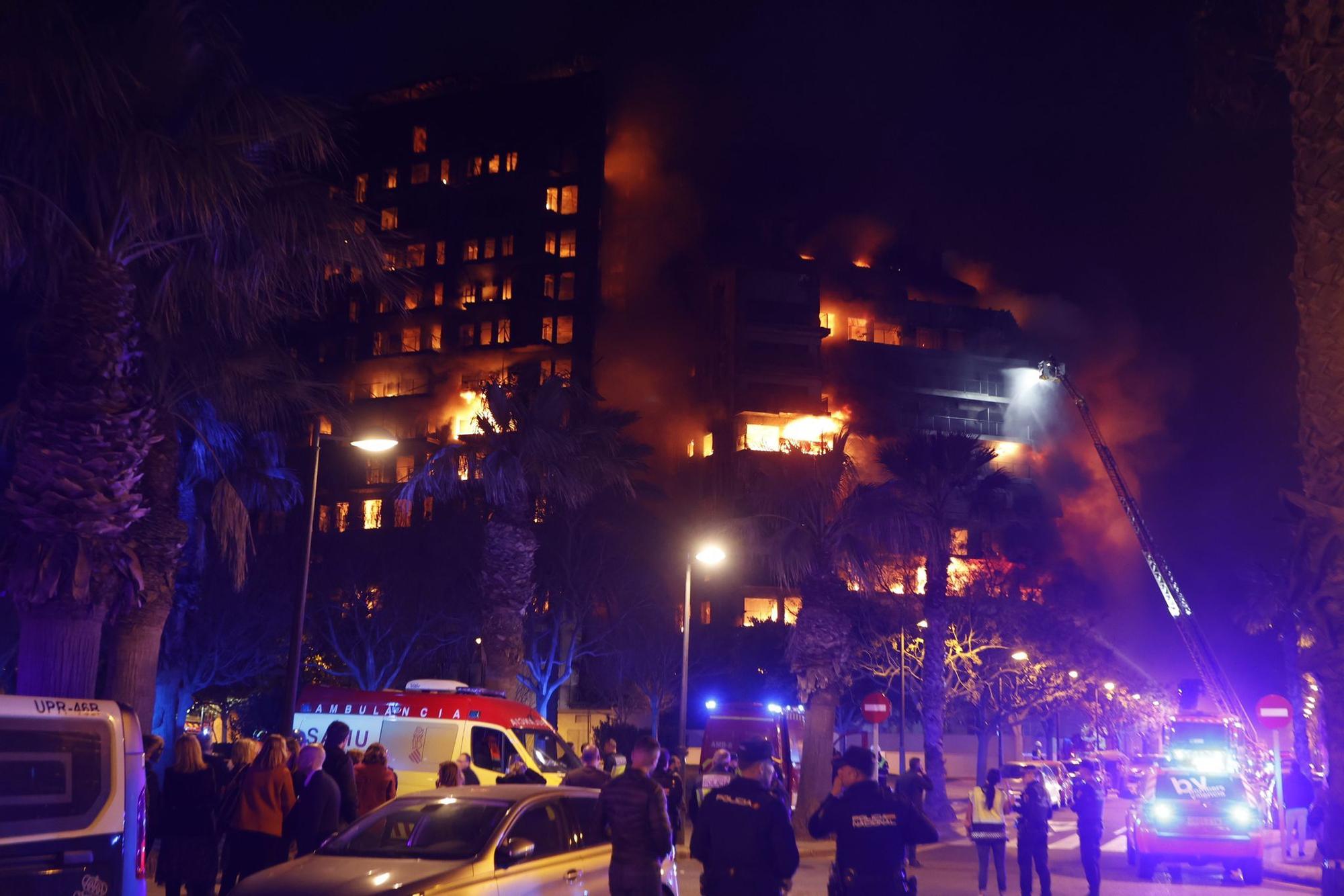 El fuego devora un edificio en la avenida Maestro Rodrigo de València