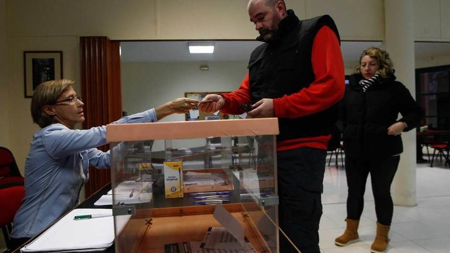 Luis Armando Asensio, ayer, votando en Olivares con María Esther Iglesias al fondo.