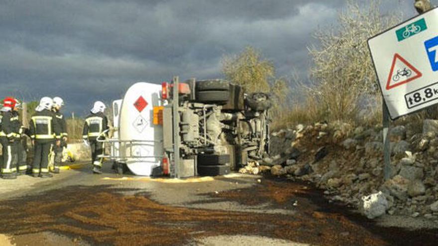 Vuelca un camión con 5.000 litros de gasoil y obliga a cerrar la carretera de Pina