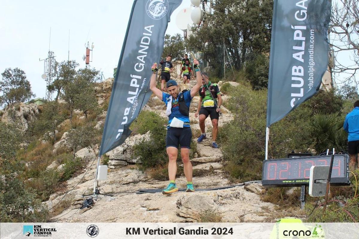 Participantes en la cima del Montdúver en la edición del año pasado