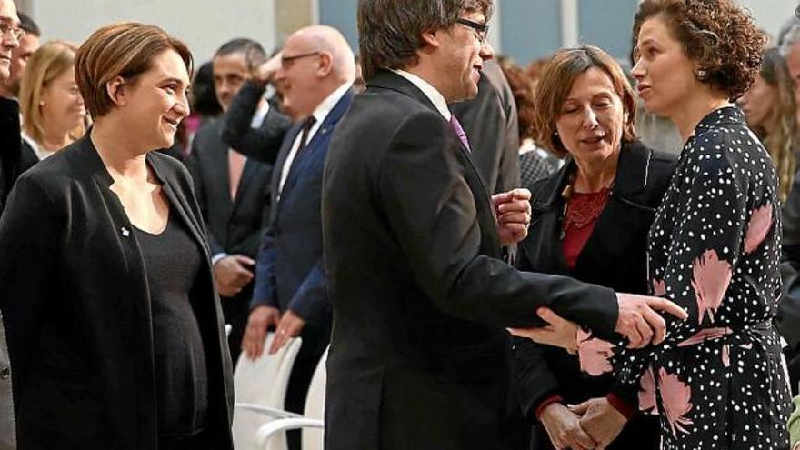 Colau, Puigdemont i Forcadell durant l&#039;homenatge a Muriel Casals