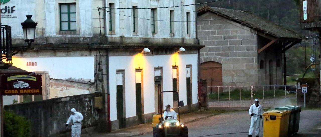 Voluntarios y operarios participan en tareas de desinfección en el municipio de Arbo. // D.P.