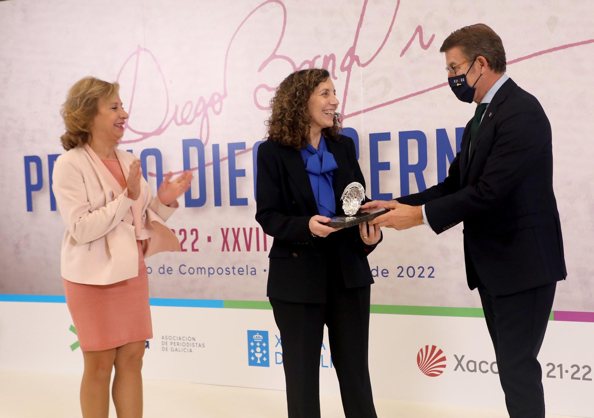 Carmen Merelas, directora de LA OPINIÓN, recibe el premio de periodismo Diego Bernal
