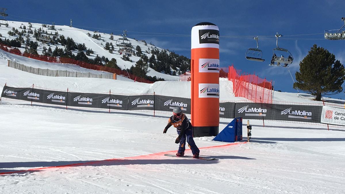 Astrid Fina cruza la meta en segunda posición en la Copa del Mundo de snowboard paralímpico disputada en La Molina