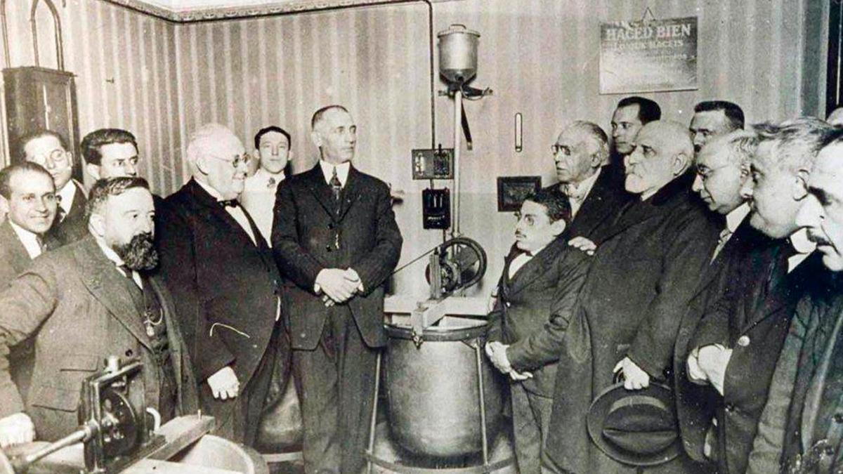 Diversas personalidades se dieron cita para presenciar el nacimiento del primer yogur creado en España.