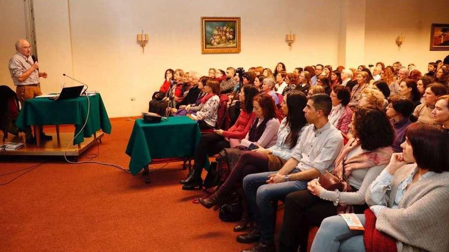 Josep Pàmies, durante la charla que ofreció ayer en Vigo. // José Lores