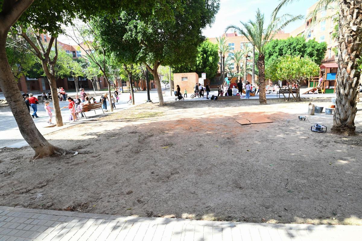 Estado de uno de los parterres con materiales de obra a la intemperie y altos árboles tapando las ventanas.