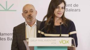 La portavoz de Vox en el Parlament, Idoia Ribas, junto al diputado Sergio Rodríguez.