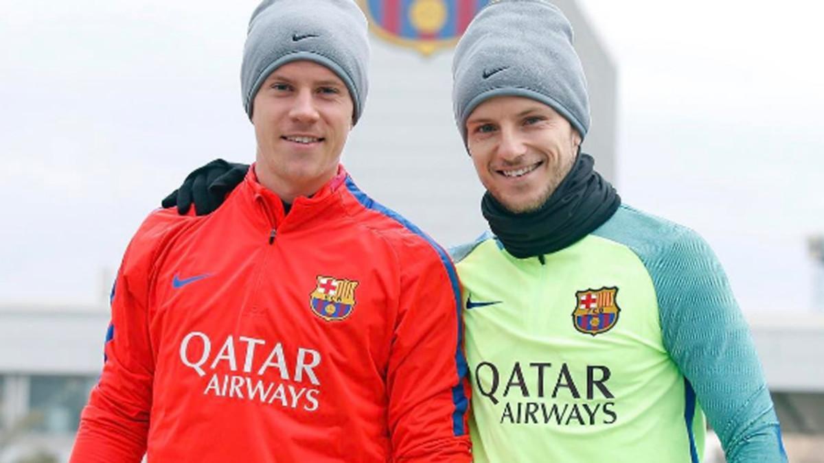 Ter Stegen posa junto a Rakitic tras el entrenamiento de este sábado