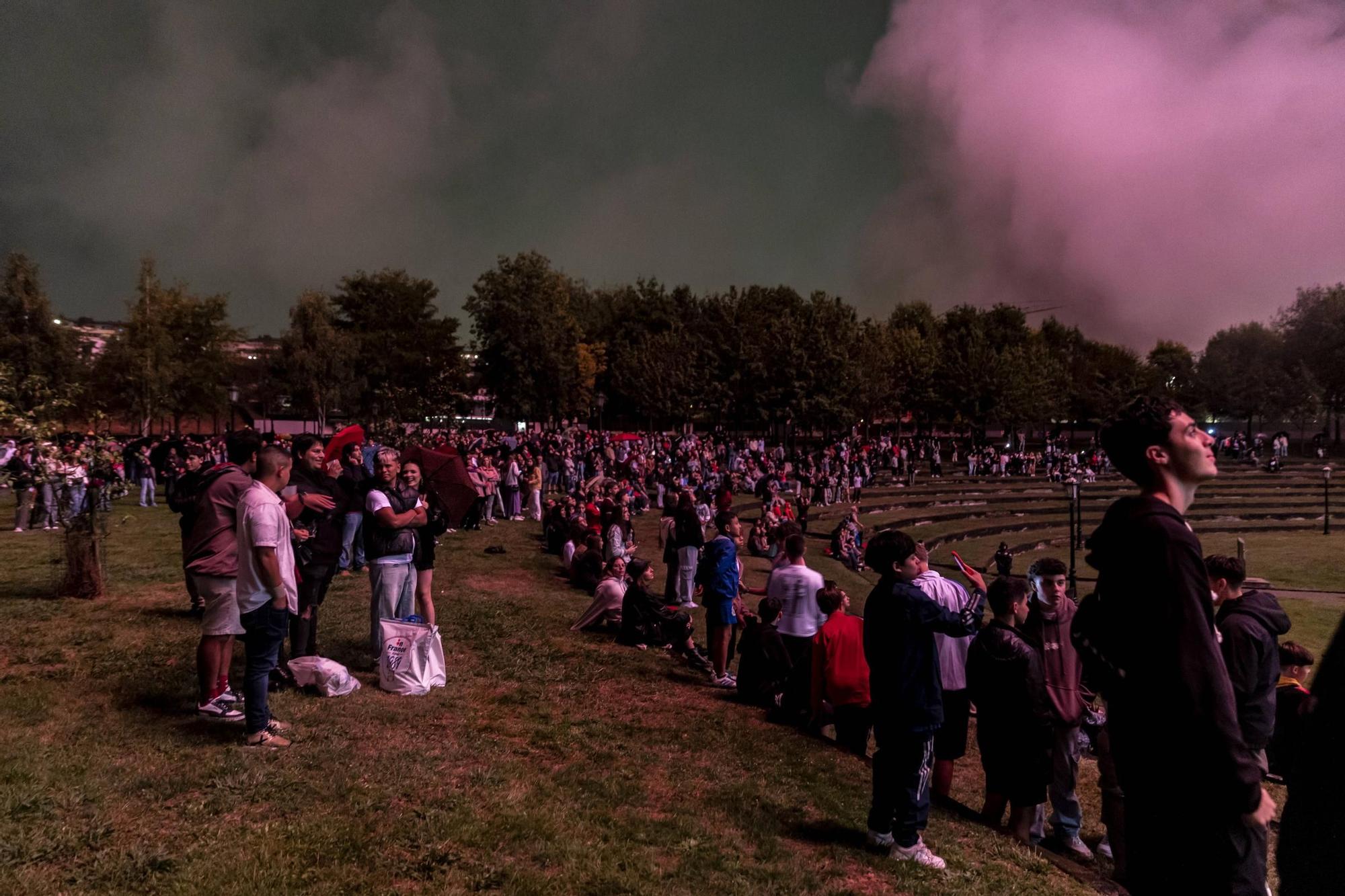 EN IMÁGENES: Así se vivieron unos fuegos de San Mateo bajo la lluvia en Oviedo