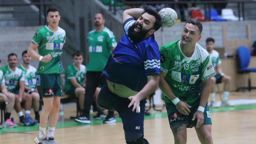 Eloy Malvido lanza a puerta en el partido de ayer.