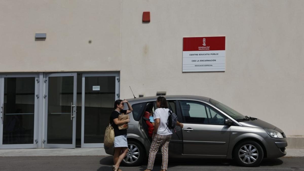 Varias madres recogiendo a sus hijos del CEE La Encarnació de Torrent en su coche particular.