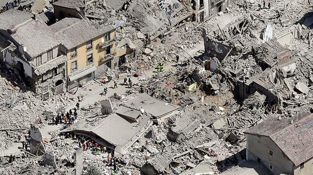 Continúan los trabajos de rescate de supervivientes del terremoto de Italia.