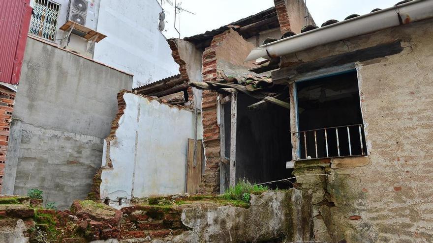 Este lunes, derribarán casas en ruina que cayeron sobre un patio vecinal de Plasencia