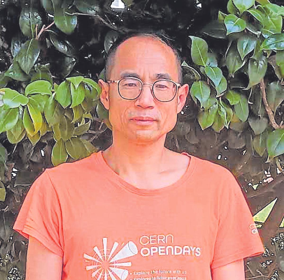 El físico teórico chino, Bin Wu, investigador del Instituto Galego de Física de Altas Enerxías (IGFAE)