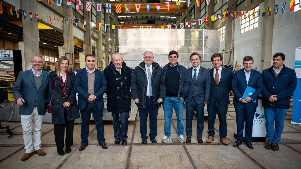 Las autoridades presentes en el acto en Atlanticeagle Shipbuilding, con el ministro luso en el centro.