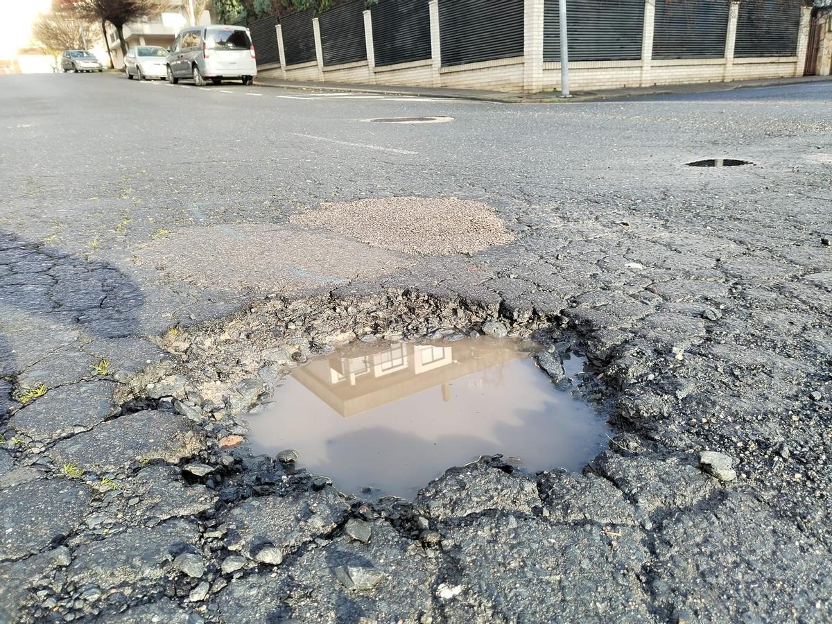 Uno de los baches que se acumulan en Plasencia, a la espera del plan de asfaltado.