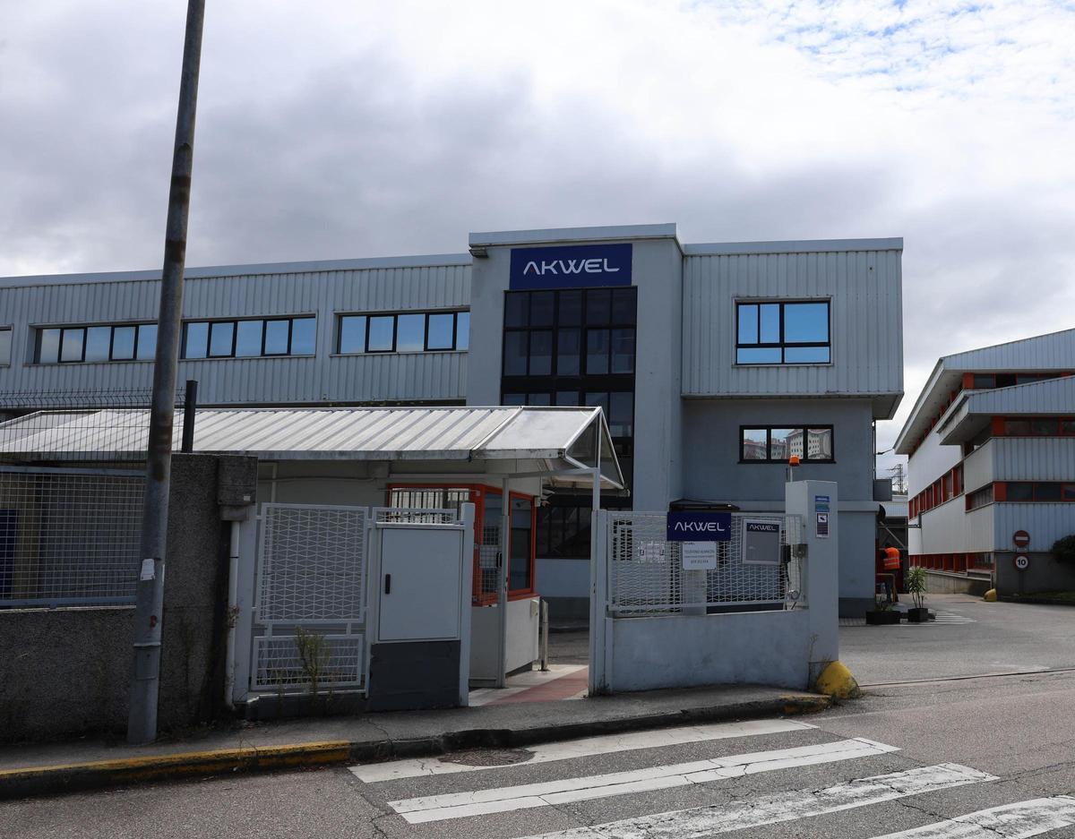 Vista general del exterior de la factoría Akwel en el polígono de O Caramuxo.