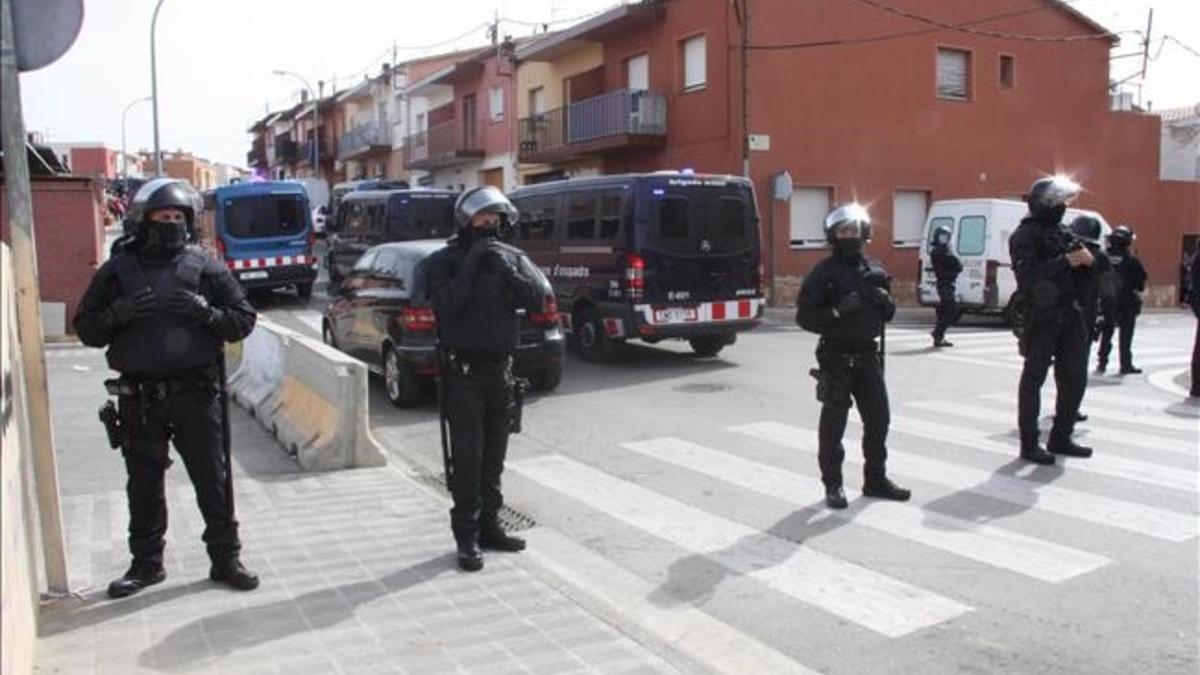 Mossos d'Esquadra en el barrio de Sant Joan de Figueres, ,este miércoles.