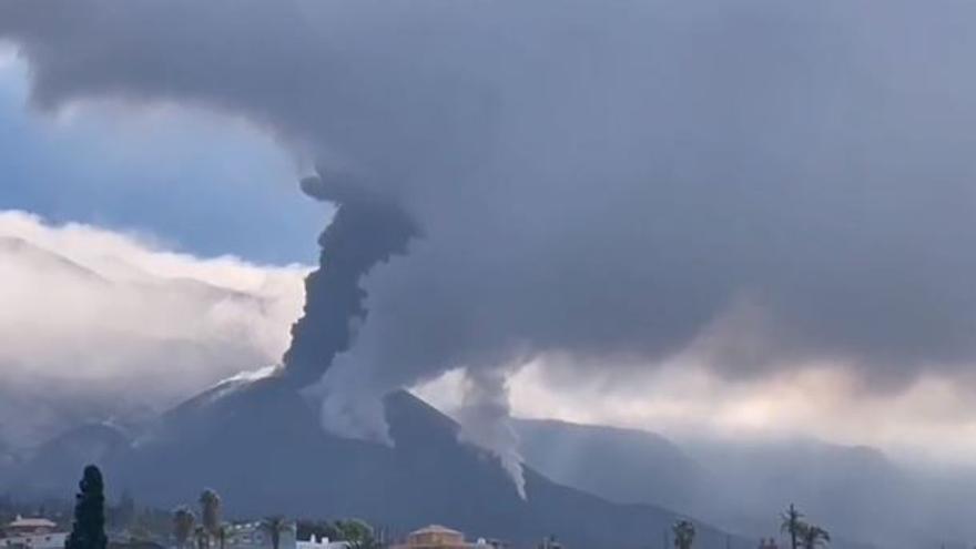 Intensa columna de cenizas en el volcán de La Palma