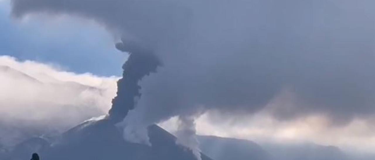 Intensa columna de cenizas en el volcán de La Palma