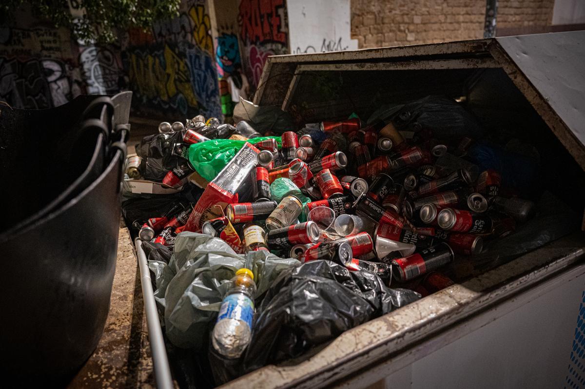 Restos de un botellón en Ciutat Vella, en un contenedor.