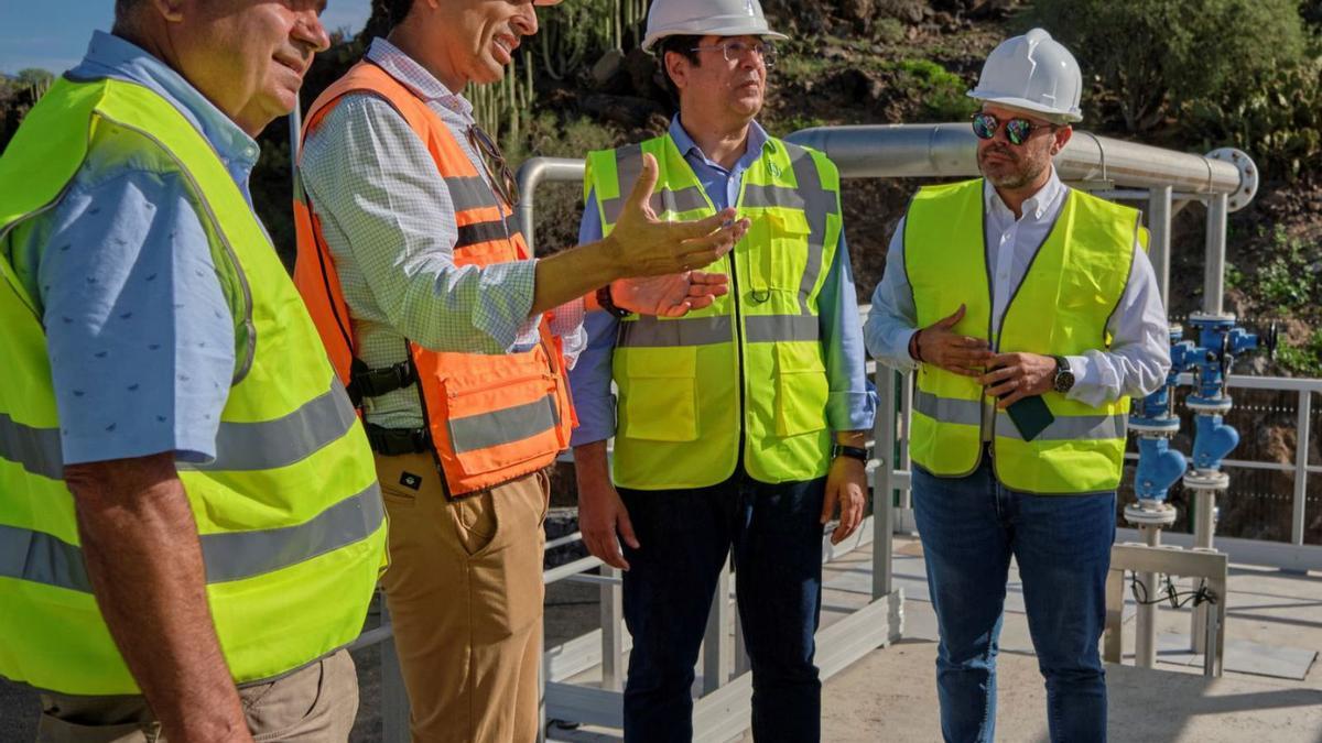 Arturo González, Pedro Martín y Zebenzuí Chinea escuchan las explicaciones del director de la obra.